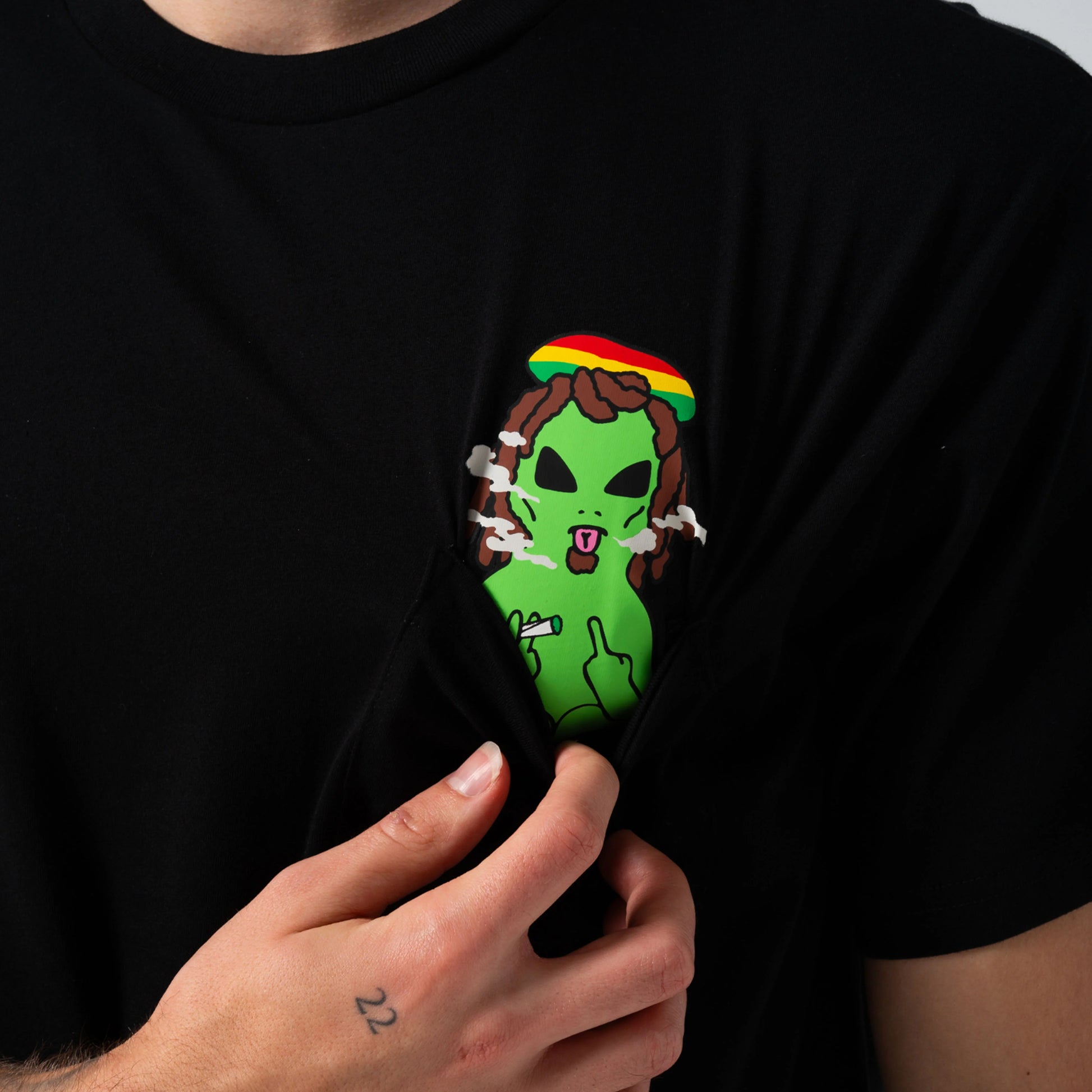 SMOKING RASTA ALIEN POCKET TEE (BLACK)