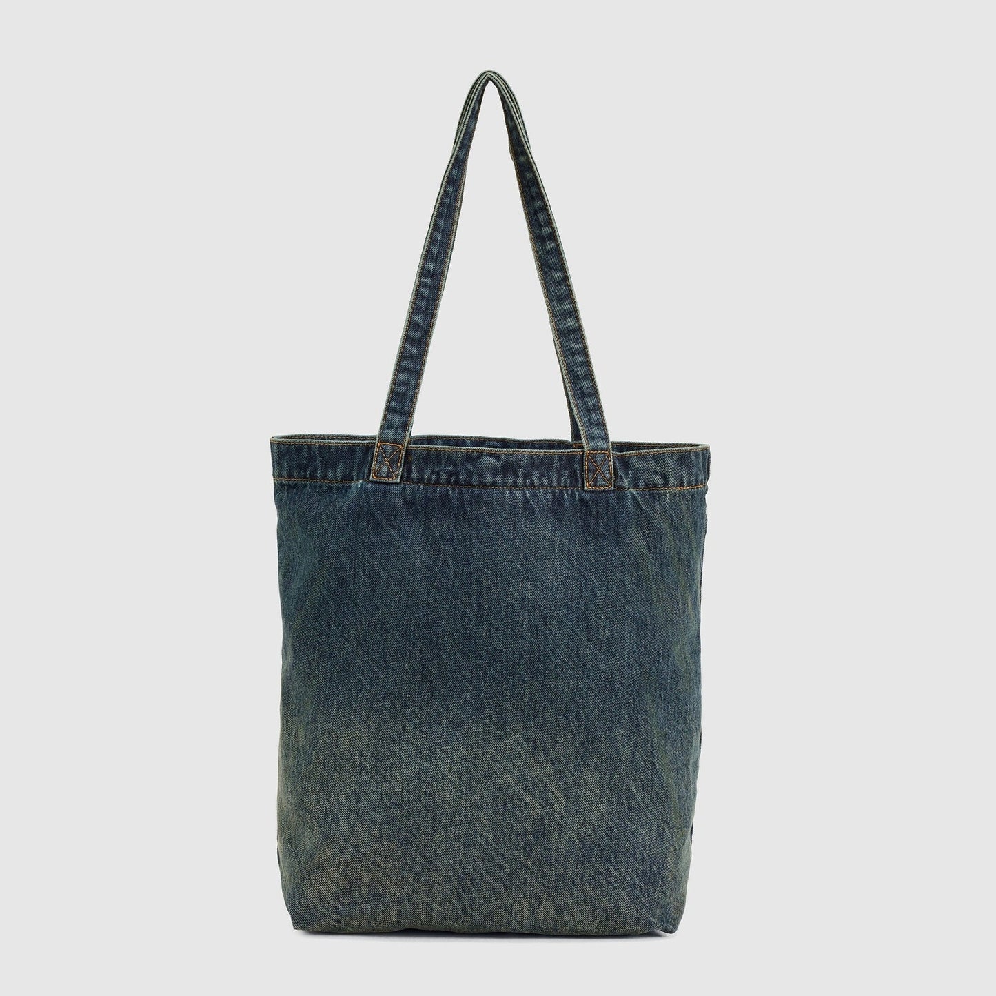 LEVIS'S TOTE LAID IN THE MEADOW