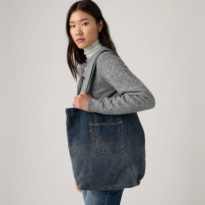 LEVIS'S TOTE LAID IN THE MEADOW