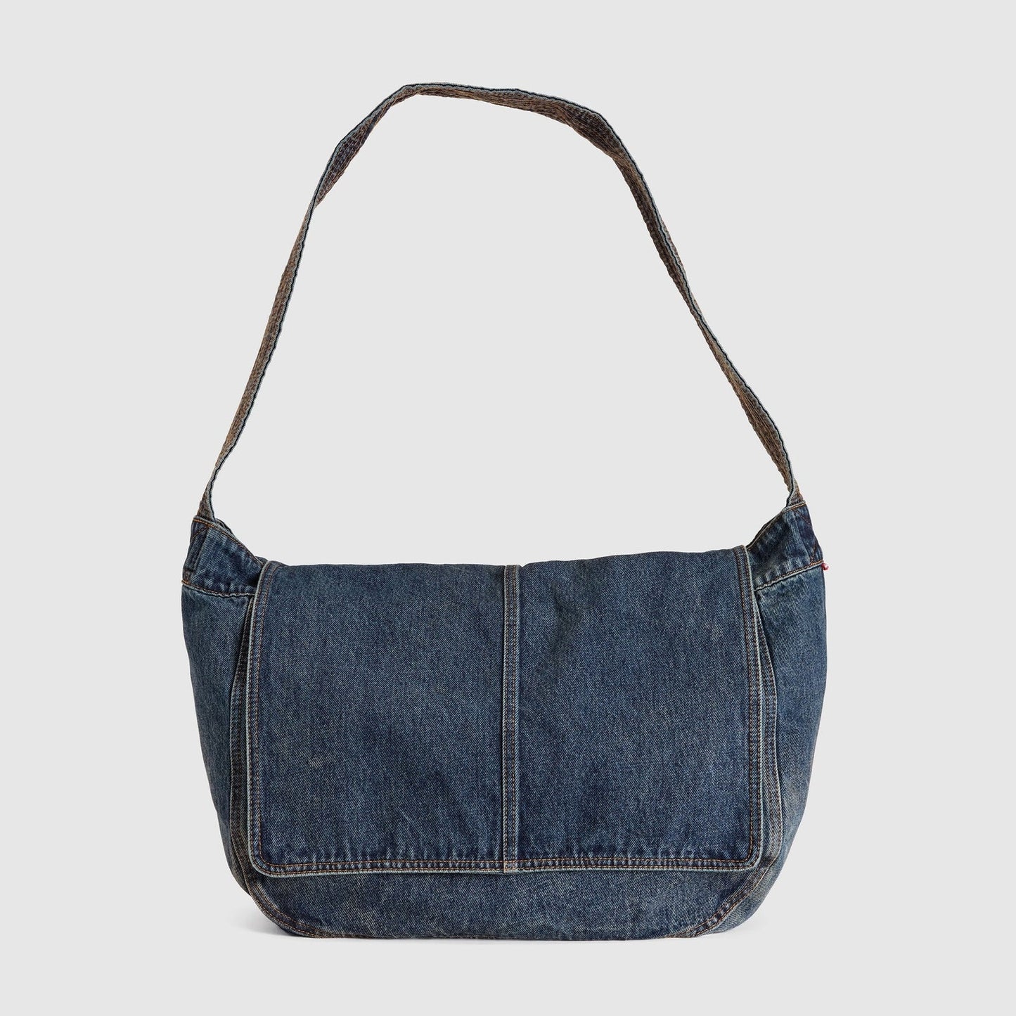 OLIVER MAIL BAG LAID IN THE MEADOW