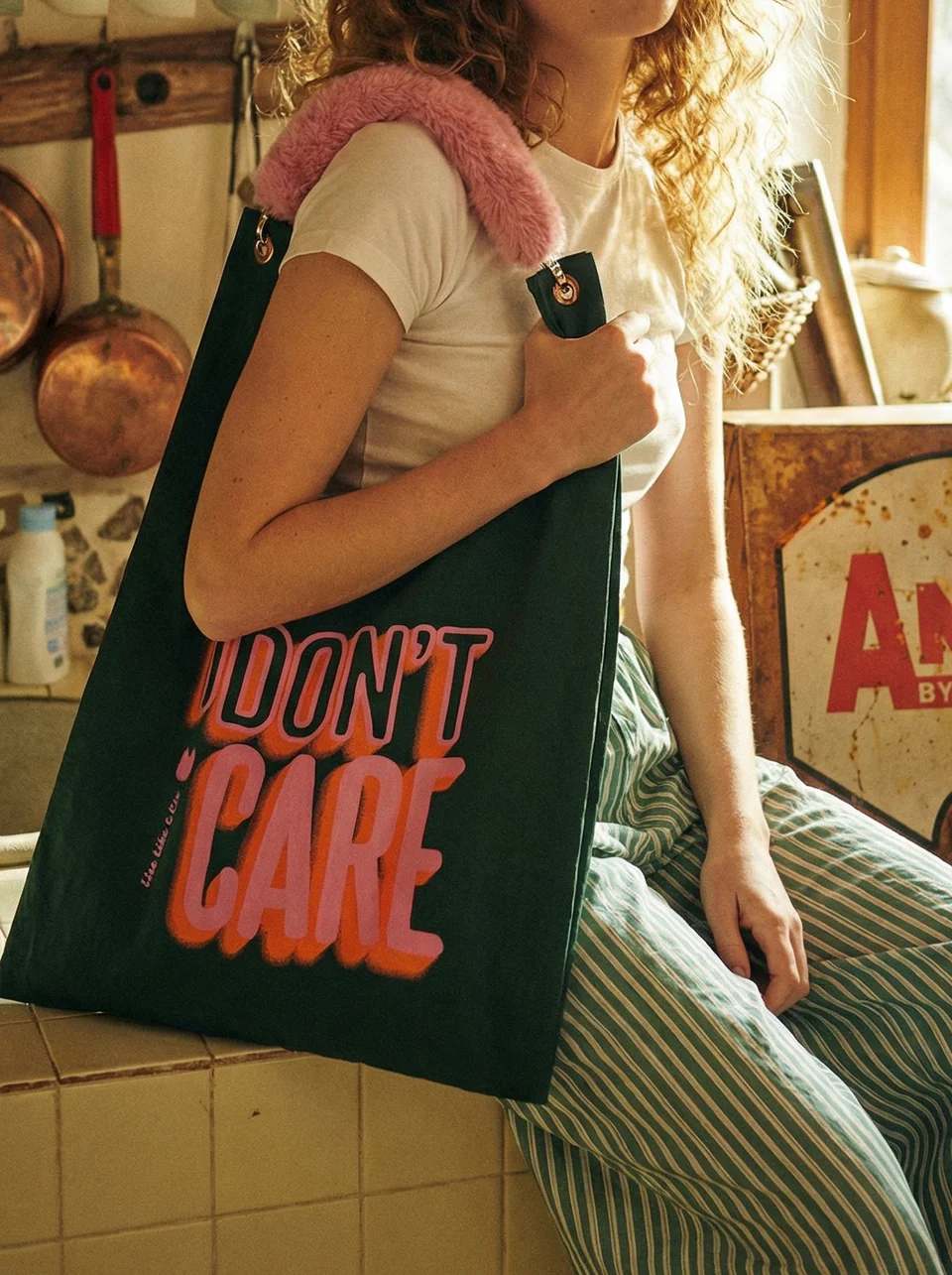 I DON'T CARE toby bag with detachable faux fur